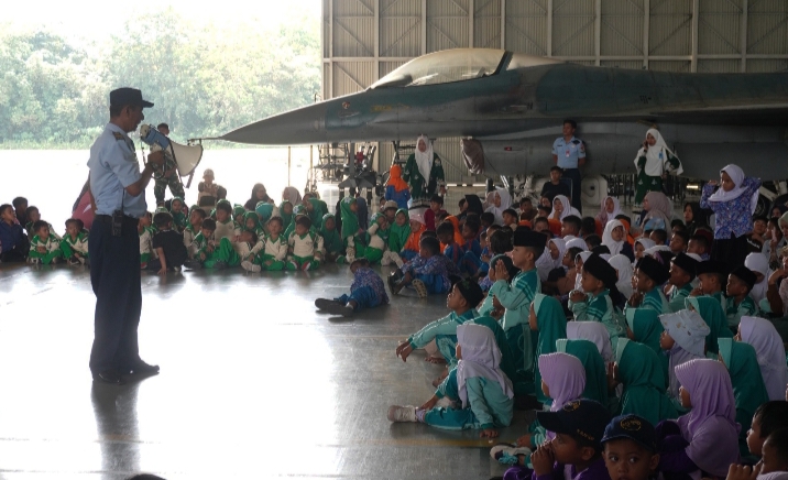 Belajar Kedirgantaraan Sejak Dini, Ratusan Murid TK Kunjungi Skadron Udara 16