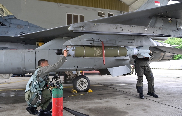 F-16 dan F-15 Latih Misi Dukungan Udara Presisi Tinggi di Riau