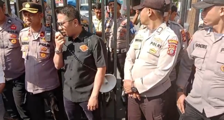 Keadilan Sudah Dikubur!!! LSM BERANTAS Bawa Pocong ke Kejari Pekanbaru
