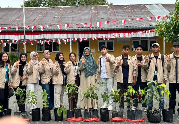 Mahasiswa KKN Umri Hadirkan Penghijauan di Sekolah melalui Donasi Bibit