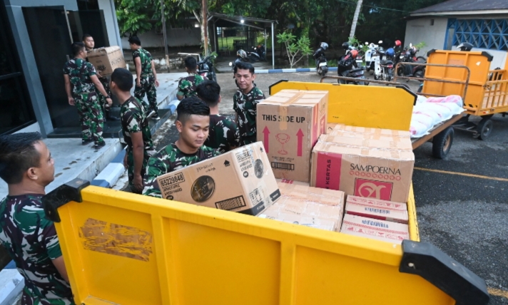 TNI AU Terbangkan 4,2 Ton Bantuan Sosial ke Aceh dari Lanud Roesmin Nurjadin